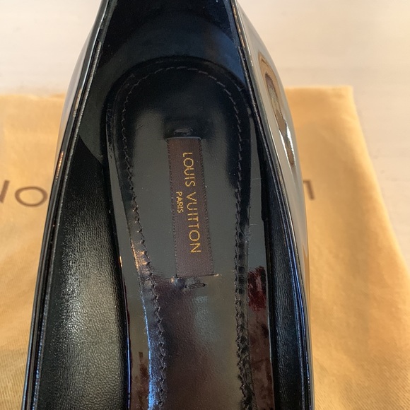 Loius Vuitton black leather pumps with round toe and signature hardware. Size 38 - Picture 5 of 16